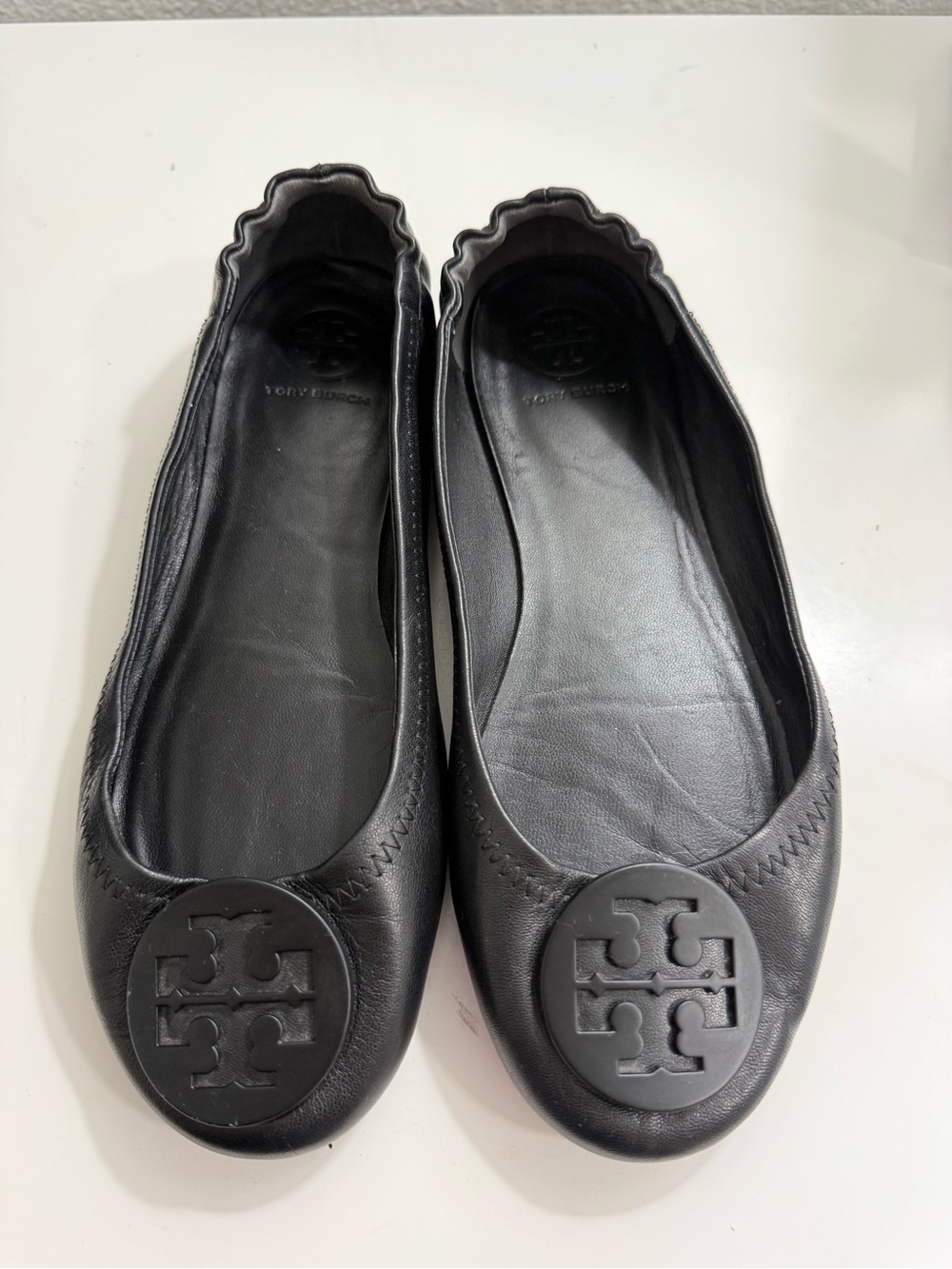 Tory Burch size 6.5 Minnie Travel Ballet Black Leather Logo Ballet Flats - Picture 2 of 7